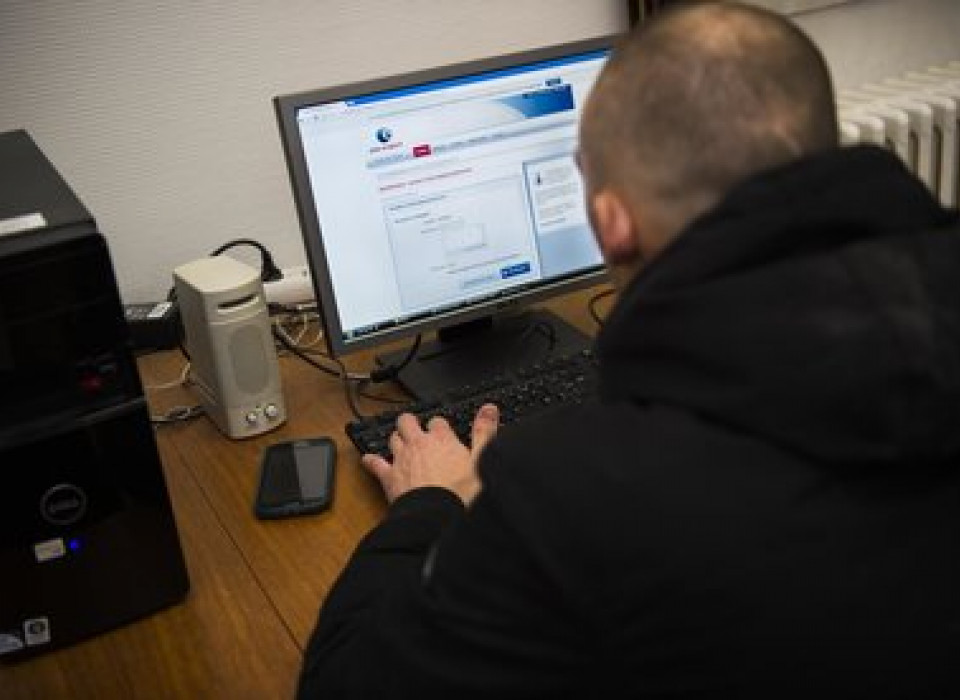 Aujourd’hui en France, 75 % des ménages sont connectés à internet mais ce pourcentage est divisé par deux pour les foyers à revenus modestes. En moyenne, 40 % des personnes en situation de précarité sociale font face à des difficultés numériques, soit en termes d’accès, soit en termes de compétences.