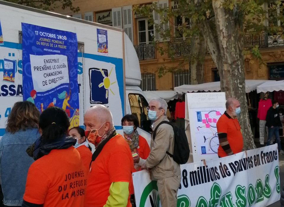 Installé sur le cours Mirabeau a Aix-en-Provence, le collectif composé d’Emmaus Cabries, ATD Quart Monde, La Ligue des Droits de l’Homme, Amnesty International, Collectif AGIR, Halte de Jour Germain Nouveau, Lycée des Metiers Celony et le Secours Catholique, ont animé samedi 17 octobre un stand commun et interactif dans le cadre La journée mondiale du refus de la misère. 