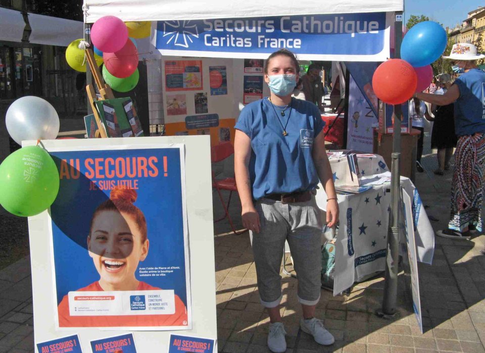Une présence fraternelle à l’Assogora Pour l'Assogora, le Secours Catholique a arboré ses plus belles couleurs sur son stand du Cours Mirabeau pour porter le message de fraternité du Secours Catholique.