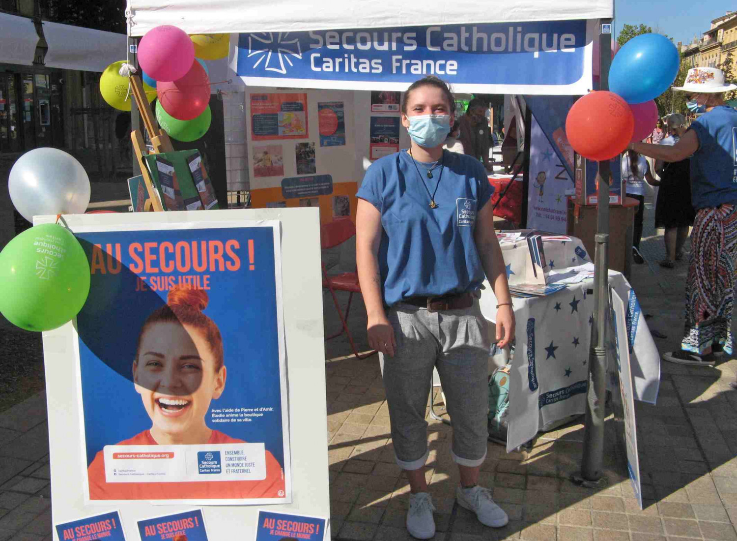 Pour l'Assogora, le Secours Catholique a arboré ses plus belles couleurs sur son stand du Cours Mirabeau pour porter le message de fraternité du Secours Catholique.