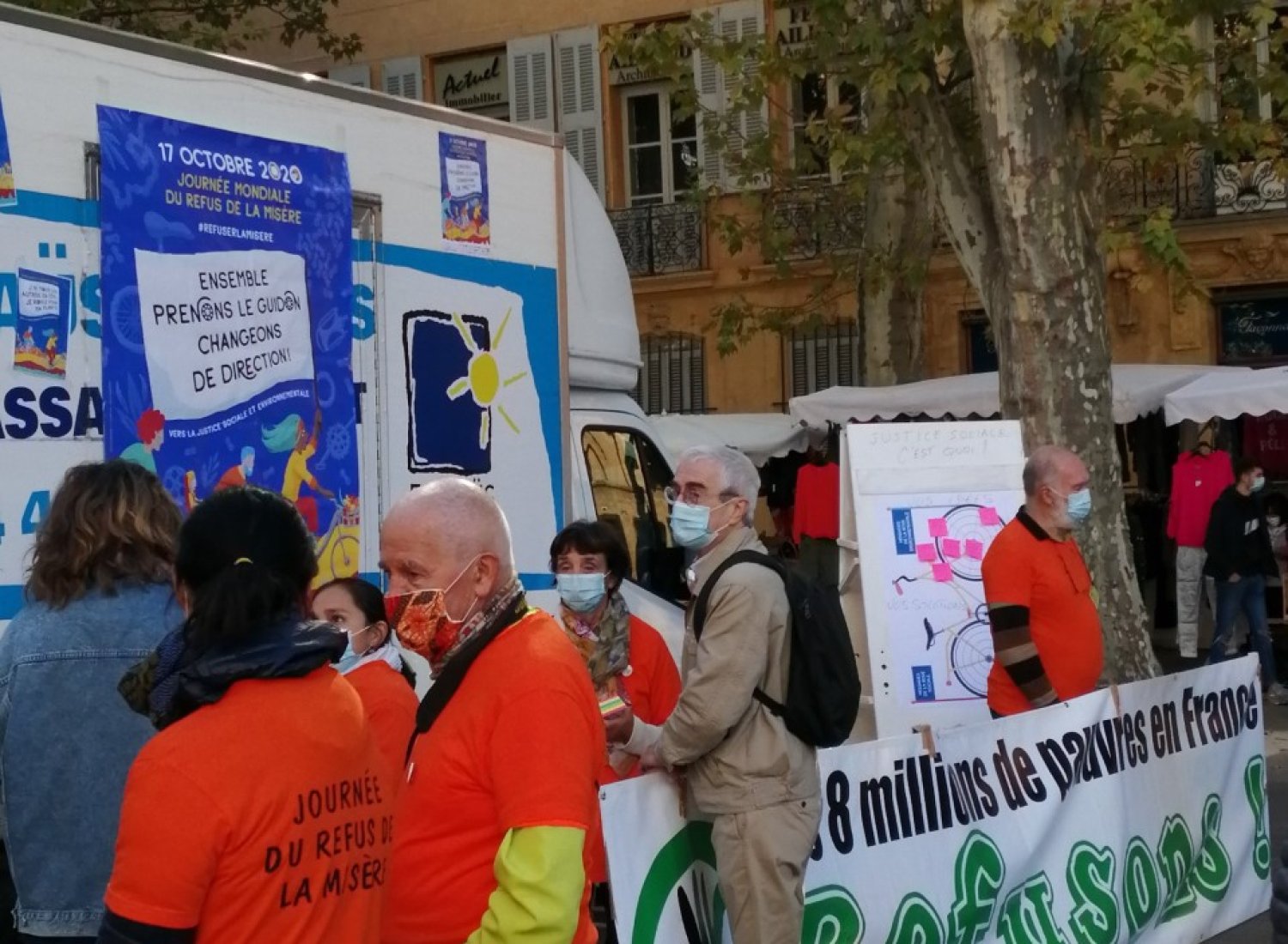 Installé sur le cours Mirabeau a Aix-en-Provence, le collectif composé d’Emmaus Cabries, ATD Quart Monde, La Ligue des Droits de l’Homme, Amnesty International, Collectif AGIR, Halte de Jour Germain Nouveau, Lycée des Metiers Celony et le Secours Catholique, ont animé samedi 17 octobre un stand commun et interactif dans le cadre La journée mondiale du refus de la misère. 